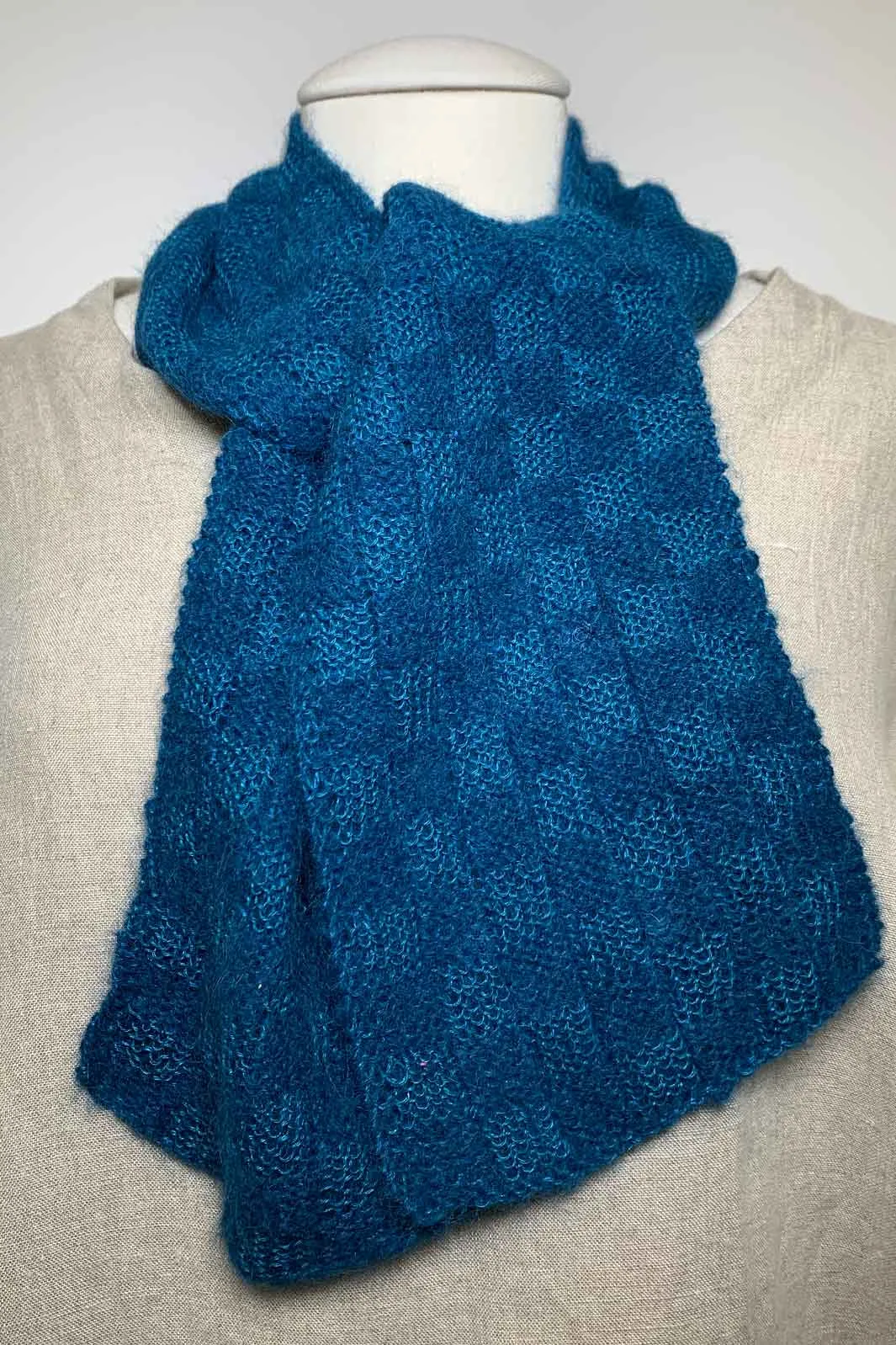 Layercake Linen Knitting Kit: Dambord Scarf