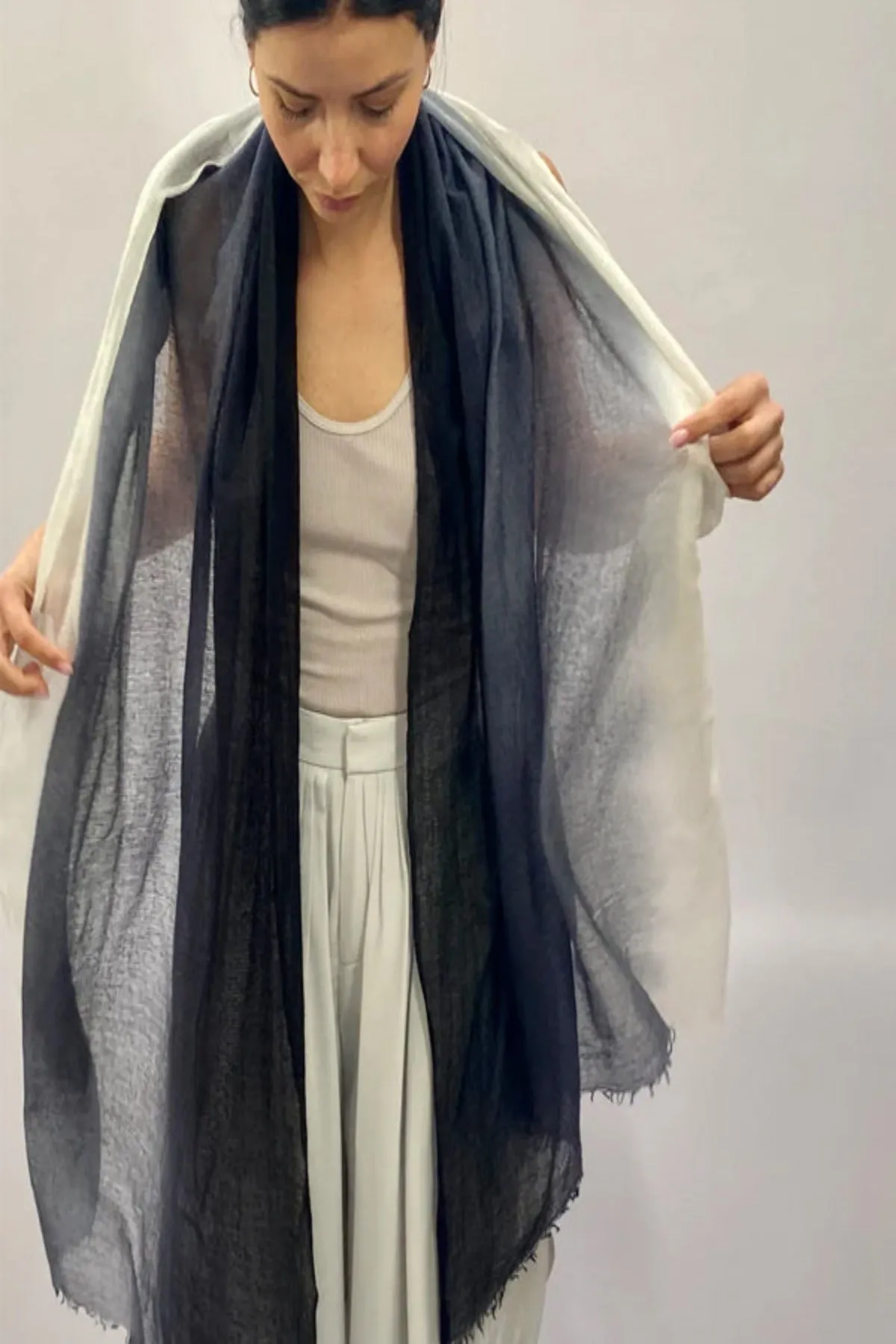 Ombre black/ecru scarf